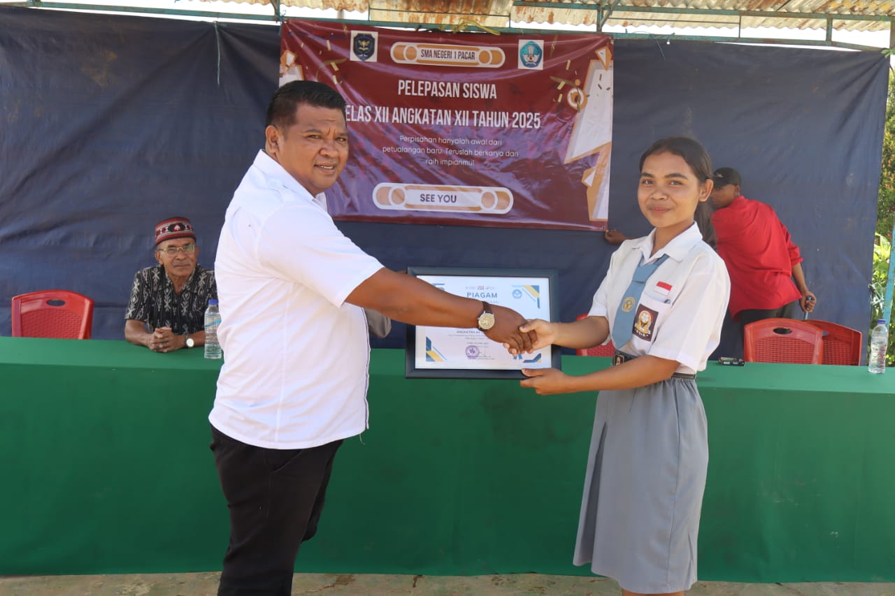 Perpisahan kelas XII Angkatan Ke-11 SMA Negeri 1 Pacar Berlangsung Meriah