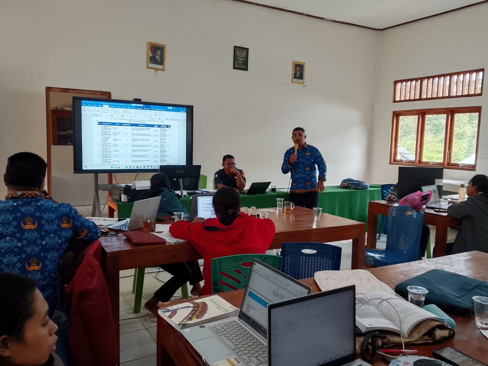 Tingkatkan Mutu Evaluasi, SMA Negeri 1 Pacar Gelar MGMP Penyusunan Soal Ujian Sekolah dan Semester VI